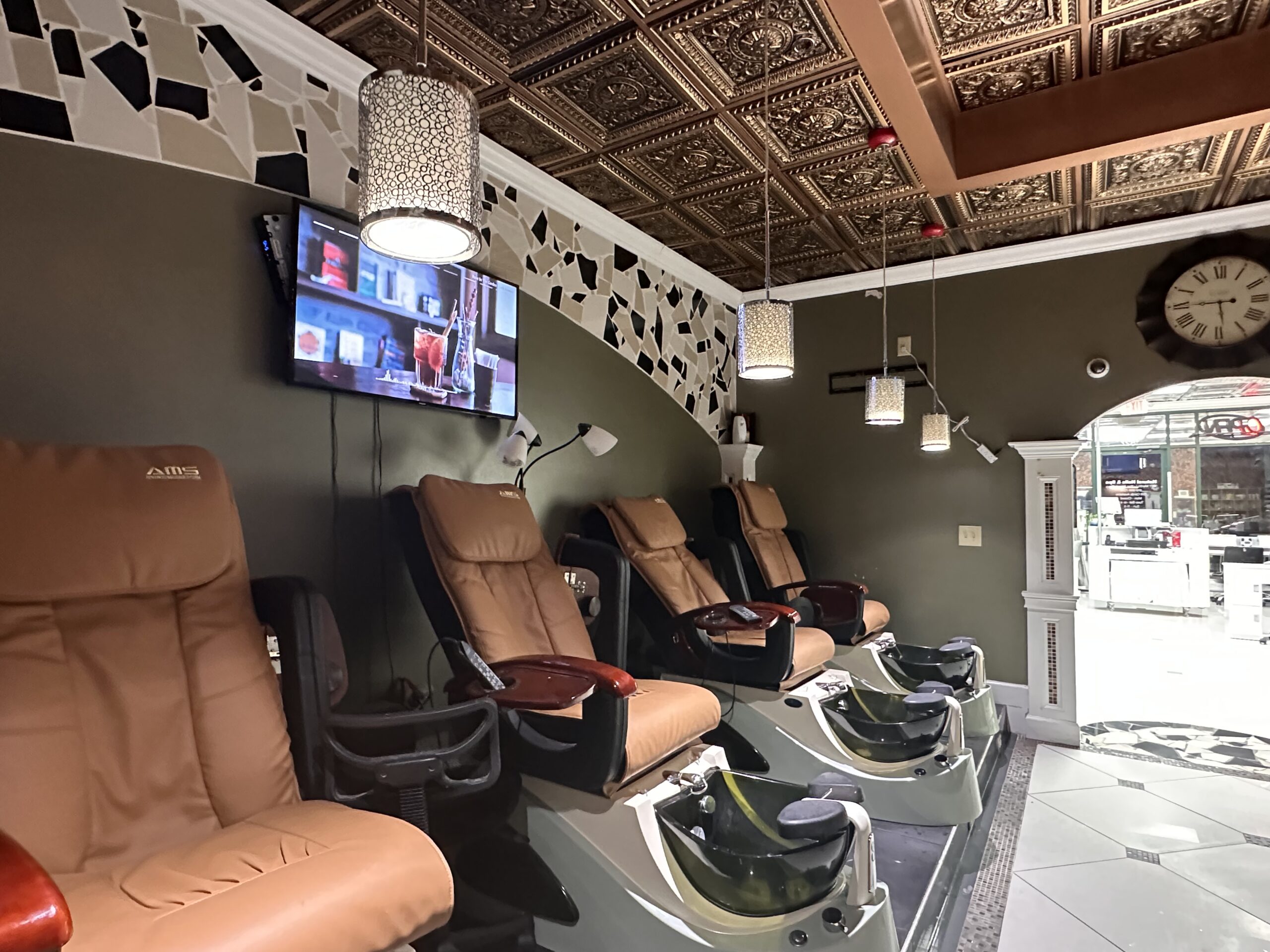 Lucky Nail Spa welcoming salon environment